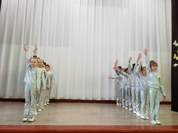 За титул «Самый танцующий класс» поборолись третьеклассники : Фото №