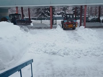 В #НОШ2 не прекращается уборка территории от снега : Фото №