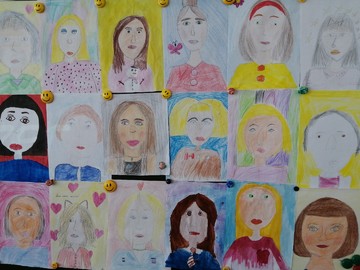Во 2Л классе на уроке изобразительного искусства прошла выставка рисунков «Портрет любимой мамочки» : Фото №