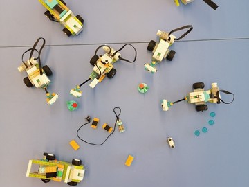 Ребята из 2С класса организовали выставку работ по робототехнике : Фото №
